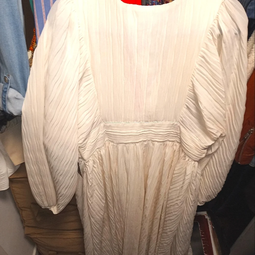 EXPRESS Cream Colored Textured Deep V Gorgeous Goddess Dress! SIZE 14. - Picture 3 of 7